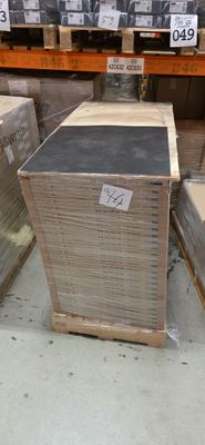 un grand nombre de cartons posés sur le sol