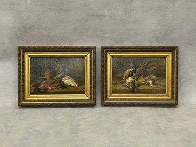 deux tableaux encadrés représentant des oiseaux, posés sur une table dans une pièce