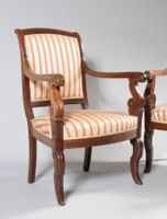 Paire de fauteuils en acajou et placage d'acajou, les suppor… (photo 3)