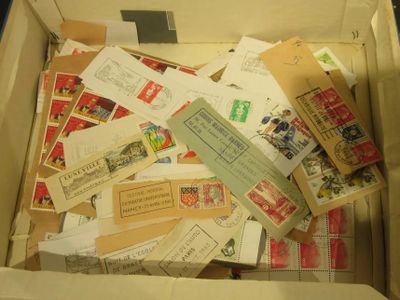 une boîte remplie de timbres et d'enveloppes posée sur une table