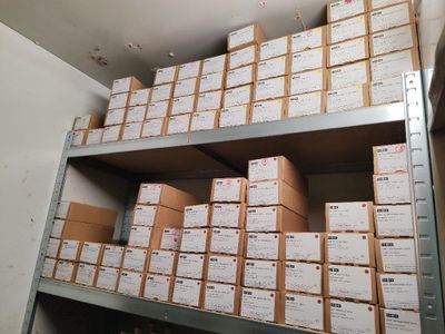 de nombreuses boîtes sur les étagères de la pièce