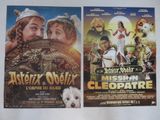 deux affiches de cinéma accrochées au mur de la pièce