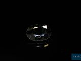 un gros plan d'un diamant noir sur une surface noire