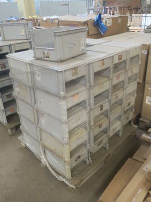 de nombreux cartons empilés les uns sur les autres dans un entrepôt