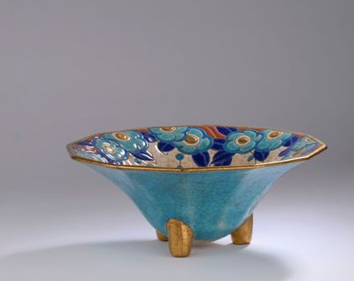 un bol bleu avec un motif floral