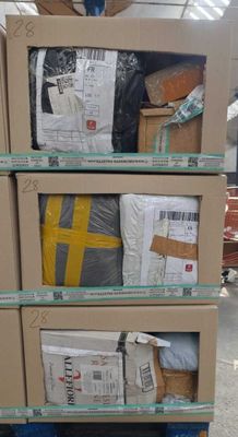 plusieurs cartons empilés les uns sur les autres dans un magasin
