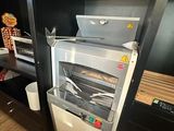 une petite cuisine équipée d'une cuisinière et d'un réfrigérateur