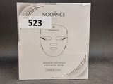 un gros plan d'une boîte sur laquelle figure un masque facial