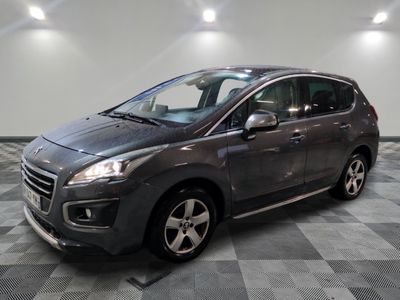 la voiture grise est garée dans le garage sur le sol en damier