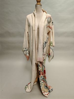 une photo d'un mannequin vêtu d'un kimono