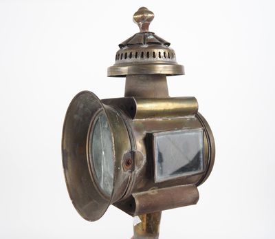 une lampe posée sur une table