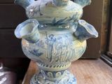 un vase bleu et blanc posé sur une table en bois