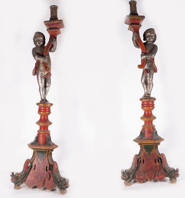paire de bougeoirs rouges et dorés ornés de chérubins
