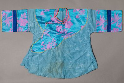 CHINE. Petite VESTE en soie bleu turquoise , à décor brodé r…