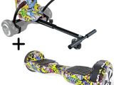 un skateboard et une trottinette sur laquelle est posé un casque