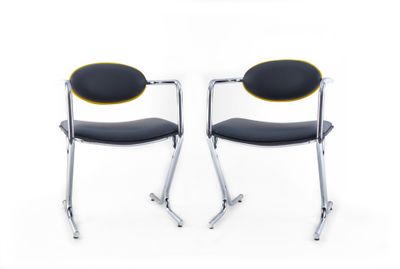 deux chaises noires et jaunes placées l'une à côté de l'autre sur une surface blanche