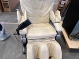 une photo d'un fauteuil de massage dans un entrepôt