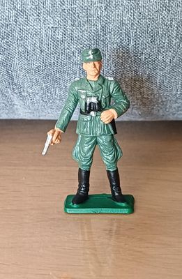 figurine représentant un soldat armé d'un fusil, posée sur une table en bois