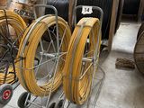 tout un tas de câbles de différents types sur un chariot