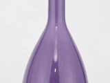 un vase violet posé sur une table