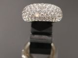 Gros plan sur une bague ornée d'un diamant