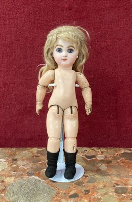 une petite poupée posée sur une table