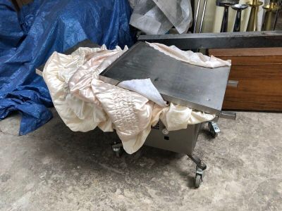 une table recouverte d'un drap