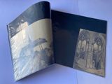 un livre ouvert avec la photo d'un homme et d'une femme