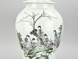 une image représentant un vase vert et blanc orné d'une peinture