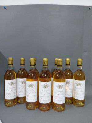 six bouteilles de vin sont alignées sur une étagère devant une source de lumière