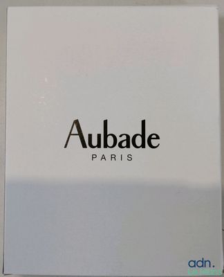 un gros plan d'une boîte blanche sur laquelle figure un logo noir