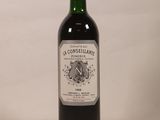 une bouteille de vin posée sur une table