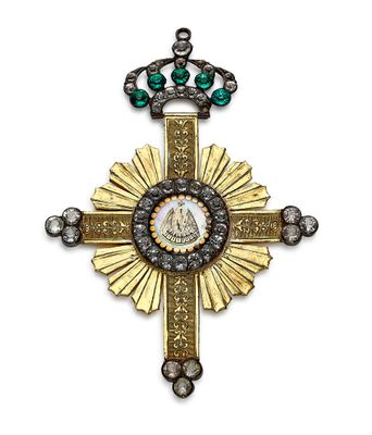 un gros plan d'une croix surmontée d'une couronne