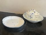 deux assiettes et un bol posés sur une table