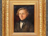 portrait d'un jeune garçon en costume noir et nœud papillon