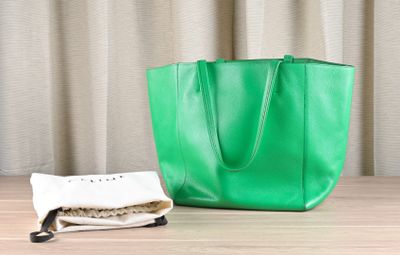 CELINE Sac cabas en cuir vert émeraude, effet pliage à la ba…