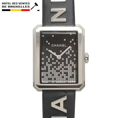 Montre Chanel pour femme avec bracelet en cuir noir et cadran argenté