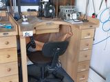un bureau avec un ordinateur et une chaise dans une pièce