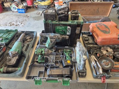 de nombreux outils différents posés sur une table dans un garage