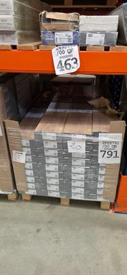 de nombreuses boîtes sur les rayons d'un magasin, accompagnées d'une étiquette de prix