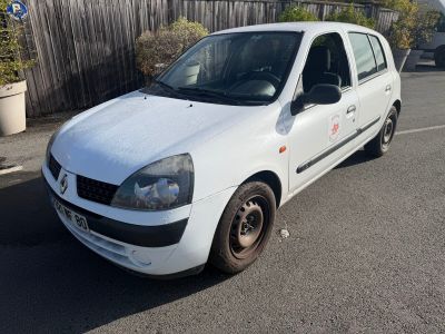 la photo d'une petite voiture blanche garée dans un parking