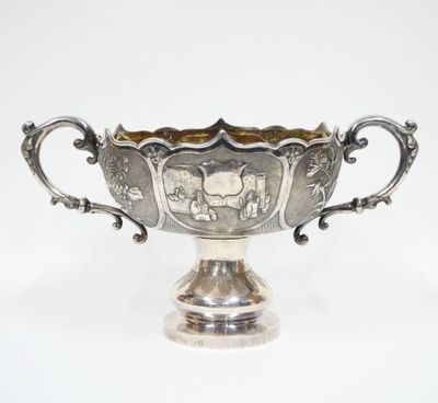 une coupe en argent posée sur une table