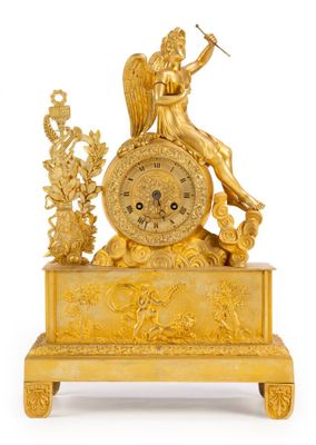 une image représentant une horloge en or sur laquelle se trouve une femme