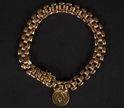 un bracelet en or orné d'une pièce