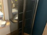une photo d'une armoire à portes vitrées dans une pièce