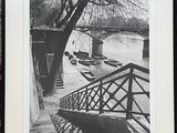 une photo en noir et blanc de bateaux sur l'eau