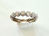 une image d'une bague en diamant sur une surface blanche