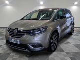 la voiture argentée est garée dans le garage sur un sol en damier