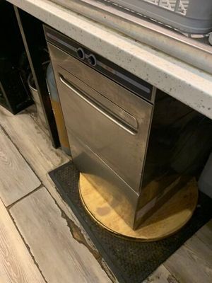 une cuisine équipée d'une cuisinière et d'un lave-vaisselle