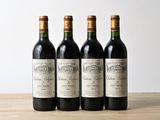 trois bouteilles de vin sont alignées sur une table en bois